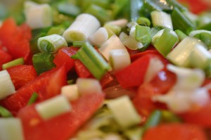 Salat med peberfrugt & forårsløg - opskrift