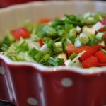 Salat med peberfrugt og forårsløg opskrift