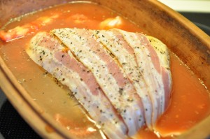 Kalkunbryst med bacon og tomat i Römertopf