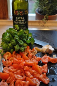 Pasta med tomat, basilikum og hvidløg