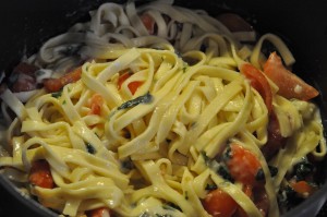 Pasta med tomat, basilikum og hvidløg