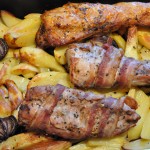 Svinemørbrad i fad med kartofler og grøntsager - i baconsvøb