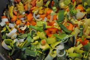 Karrysuppe med kylling, nudler og kokosmælk