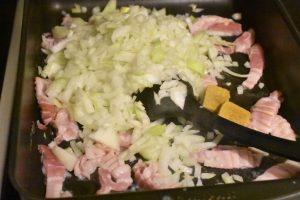 Kalkunret i ovn med porrer, bacon og fløde - kalkun i fad