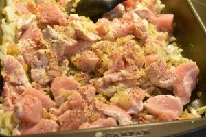 Kalkunret i ovn med porrer, bacon og fløde - kalkun i fad