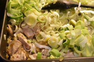 Kalkunret i ovn med porrer, bacon og fløde - kalkun i fad
