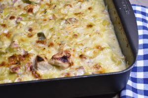 kalkunret i ovn med bacon, porrer og fløde - kalkun i fad