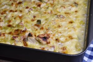 kalkunret i ovn med bacon, porrer og fløde - kalkun i fad