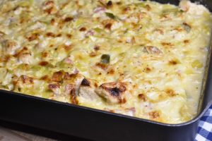 kalkunret i ovn med bacon, porrer og fløde - kalkun i fad