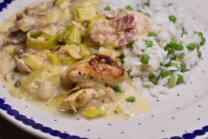 kalkunret i ovn med bacon, porrer og fløde - kalkun i fad