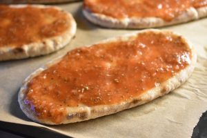 Pita pizza med pepperoni – pizza på pitabrød