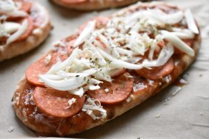 Pita pizza med pepperoni – pizza på pitabrød