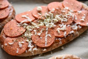 Pita pizza med pepperoni – pizza på pitabrød