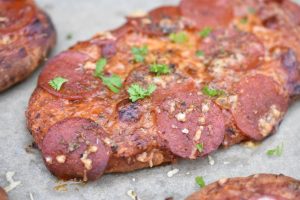 Pita pizza med pepperoni – pizza på pitabrød