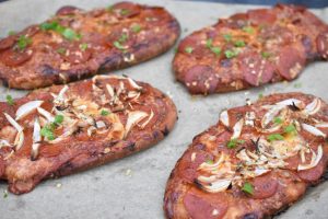 Pita pizza med pepperoni – pizza på pitabrød