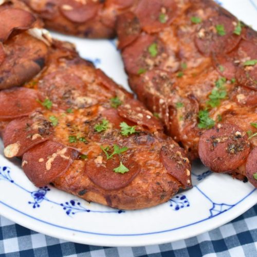 Pita pizza med pepperoni – pizza på pitabrød