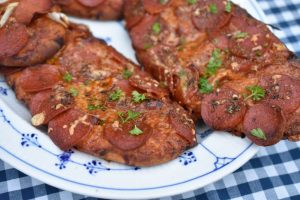 Pita pizza med pepperoni – pizza på pitabrød