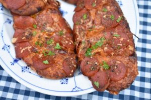 Pita pizza med pepperoni – pizza på pitabrød