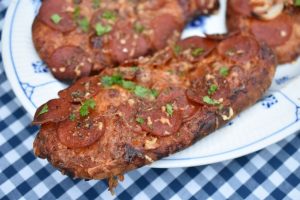 Pita pizza med pepperoni – pizza på pitabrød