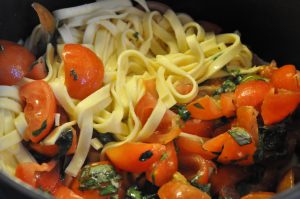 Pasta med tomat og basilikum