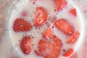 DSC_0303 • nogetiovnen.dk Jordbærmilkshake uden is - sund opskrift