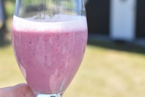 DSC_0308 • nogetiovnen.dk Jordbærmilkshake uden is - sund opskrift