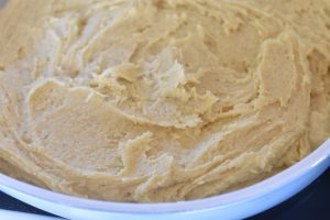 Rabarberkage med marengslåg og mandler