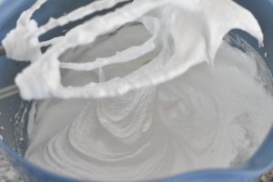 DSC_1260 • nogetiovnen.dk Rabarberkage med marengslåg og mandler