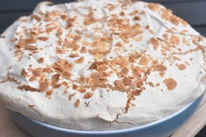 Rabarberkage med marengslåg og mandler