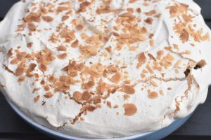 Rabarberkage med marengslåg og mandler