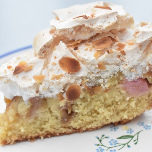 Rabarberkage med marengslåg og mandler