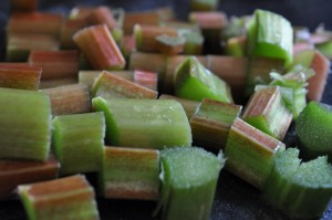 Sprød rabarbercrumble med mandler & flødeskum