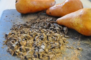 Koldhævede frugtboller med pærer, chokolade og rosiner