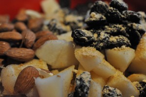 Koldhævede frugtboller med pærer, chokolade og rosiner