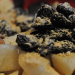 Koldhævede frugtboller med chokolade, rosiner og pærer