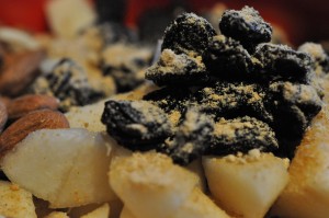 Koldhævede frugtboller med pærer, chokolade og rosiner