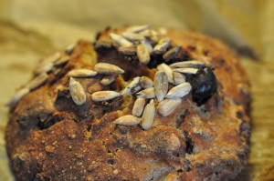 Koldhævede frugtboller med pærer, chokolade og rosiner