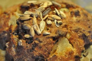 DSC_1814 • nogetiovnen.dk Koldhævede frugtboller med chokolade, rosiner og pærer