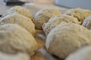 Lynboller og varm kakao på en efterårsagtig forårsdag