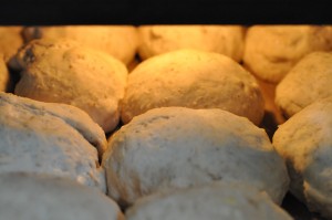 Lynboller og varm kakao på en efterårsagtig forårsdag