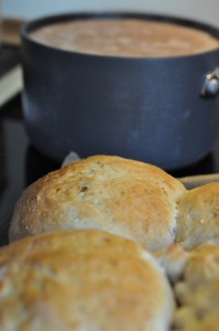 Lynboller og varm kakao på en efterårsagtig forårsdag