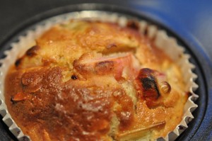 Muffins med rabarber og makroner og makrontærte