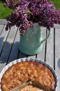 Muffins med rabarber og makroner og makrontærte med rabarber