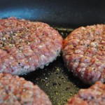 Burgere med oksekød i grove burgerboller