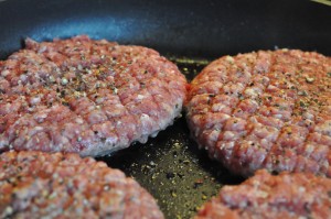 Burgere med oksekød i grove burgerboller