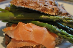 Sandwich med laks og asparges i koldhævet bolle