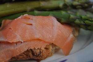 Sandwich med laks og asparges i koldhævet bolle