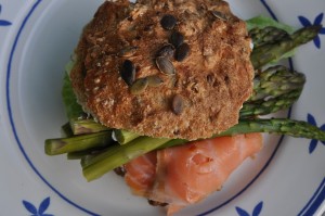 Sandwich med laks og asparges i koldhævet bolle