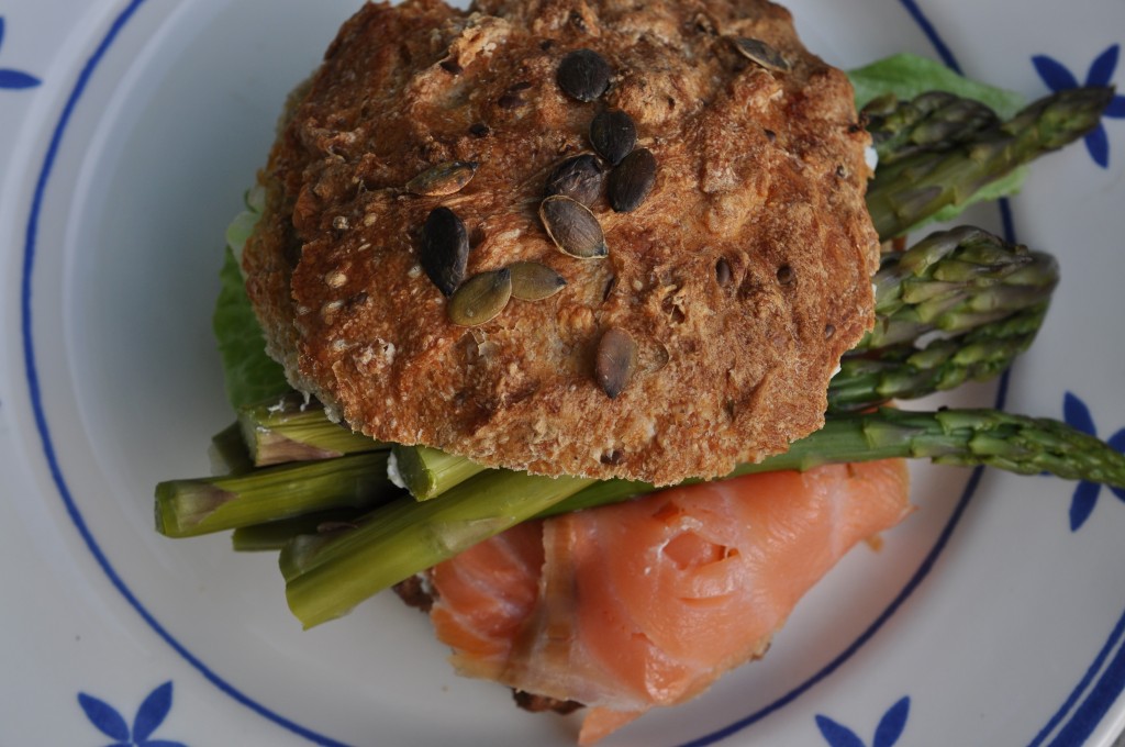 Sandwich med laks og asparges