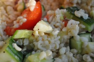Bulgursalat med tomat, agurk og dressing - nem sommermad